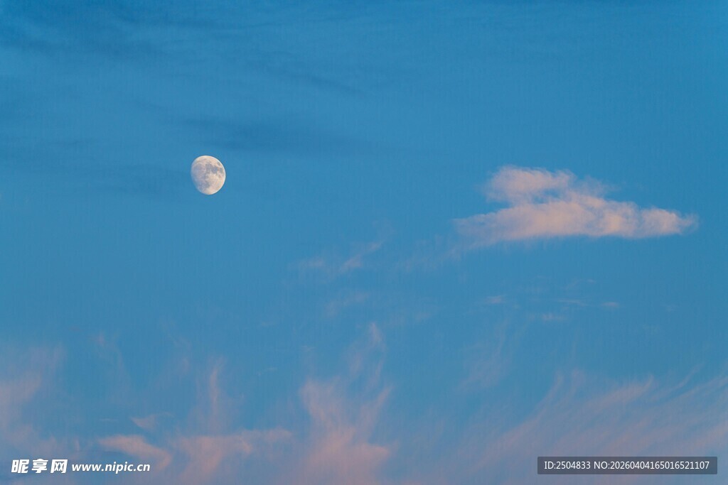 蓝天明月伴彩云