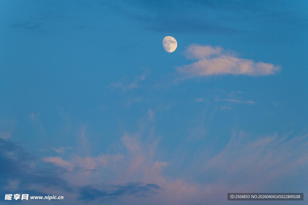 蓝天明月伴轻云