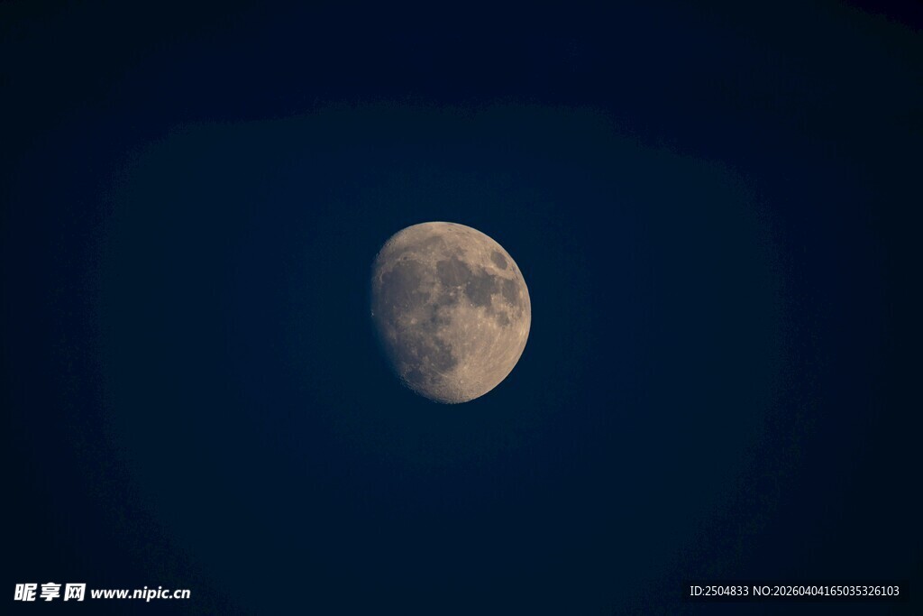 夜空中的皎洁明月