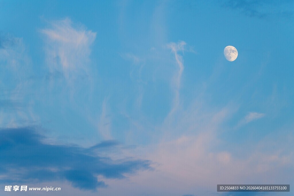 蓝天明月伴浮云