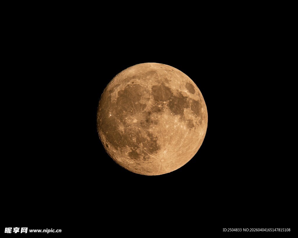 夜空中的金黄满月