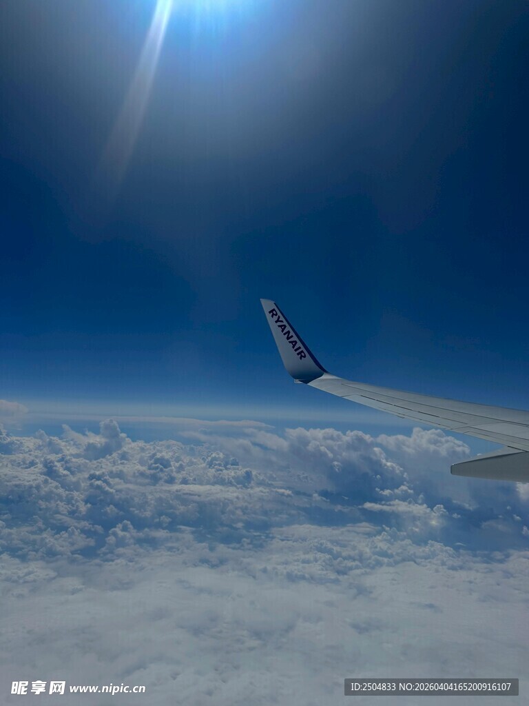 高空飞机翱翔于云海之上