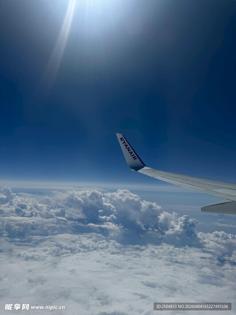 飞机翱翔于云海之上