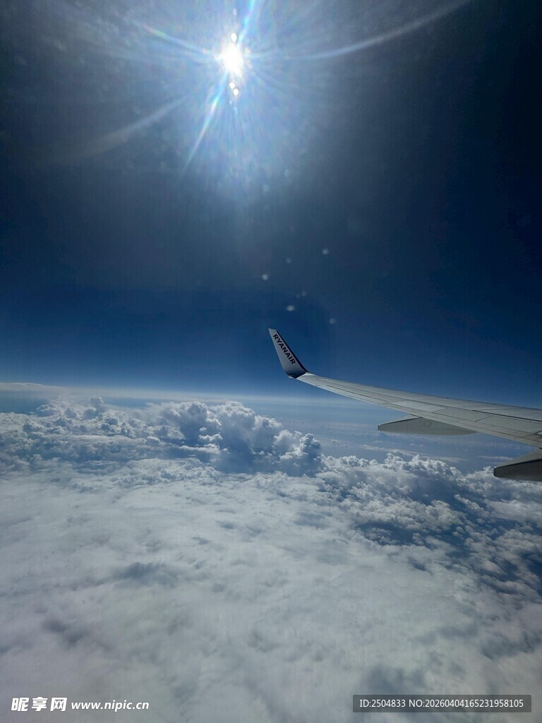 高空飞机穿云海景象