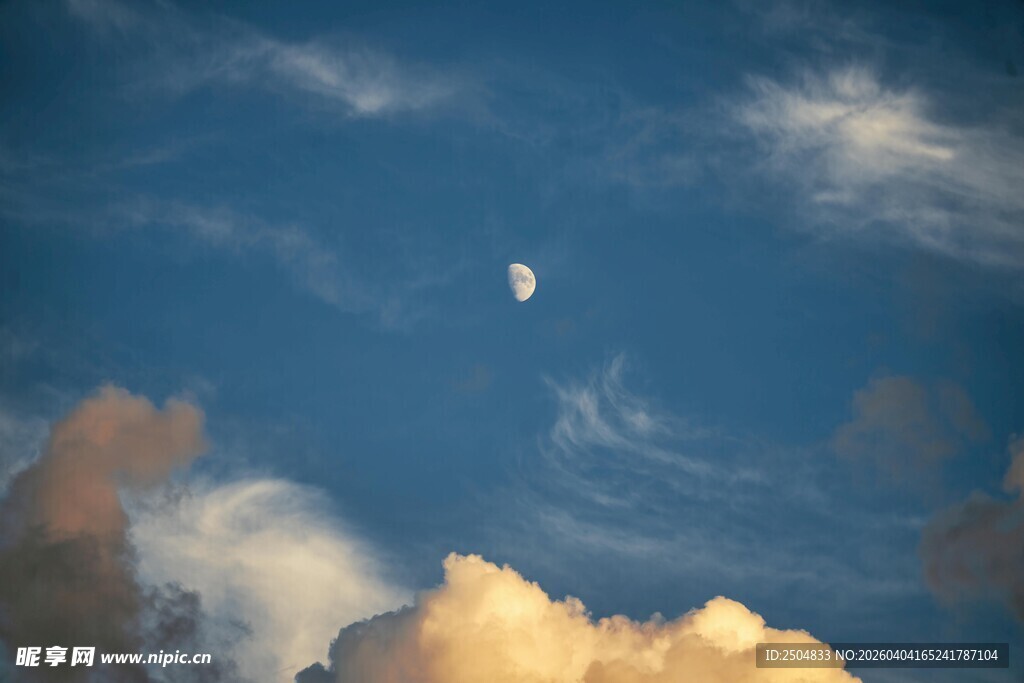 黄昏天空中的弯月与云朵