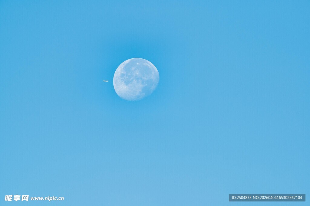 蓝天中的皎洁明月