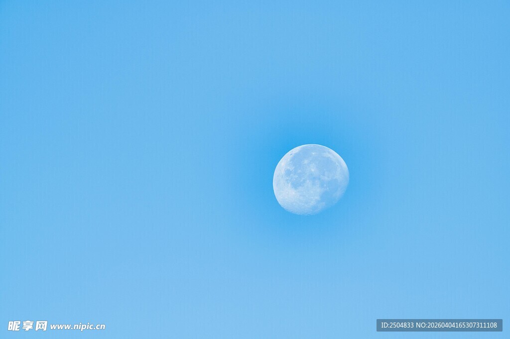 蓝天中的皎洁明月