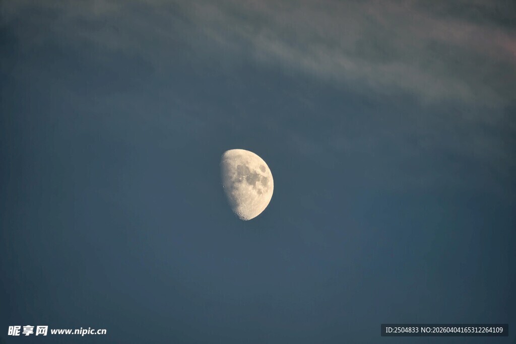 天空中的半轮明月