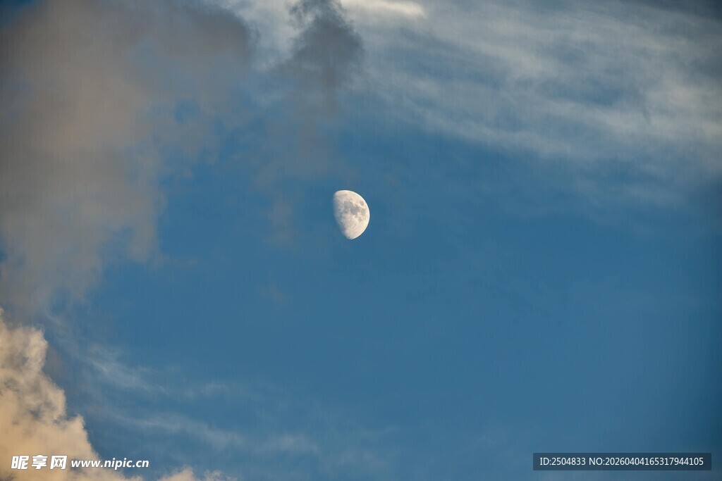 蓝天中的弯弯月亮