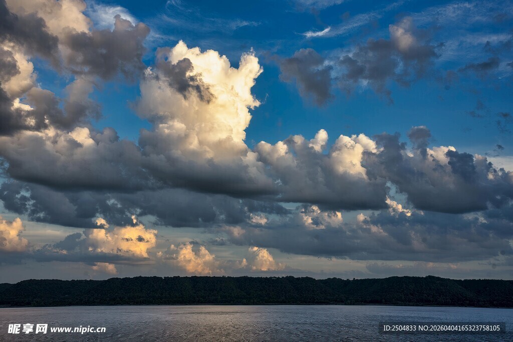 湖畔天空壮丽云霞景观