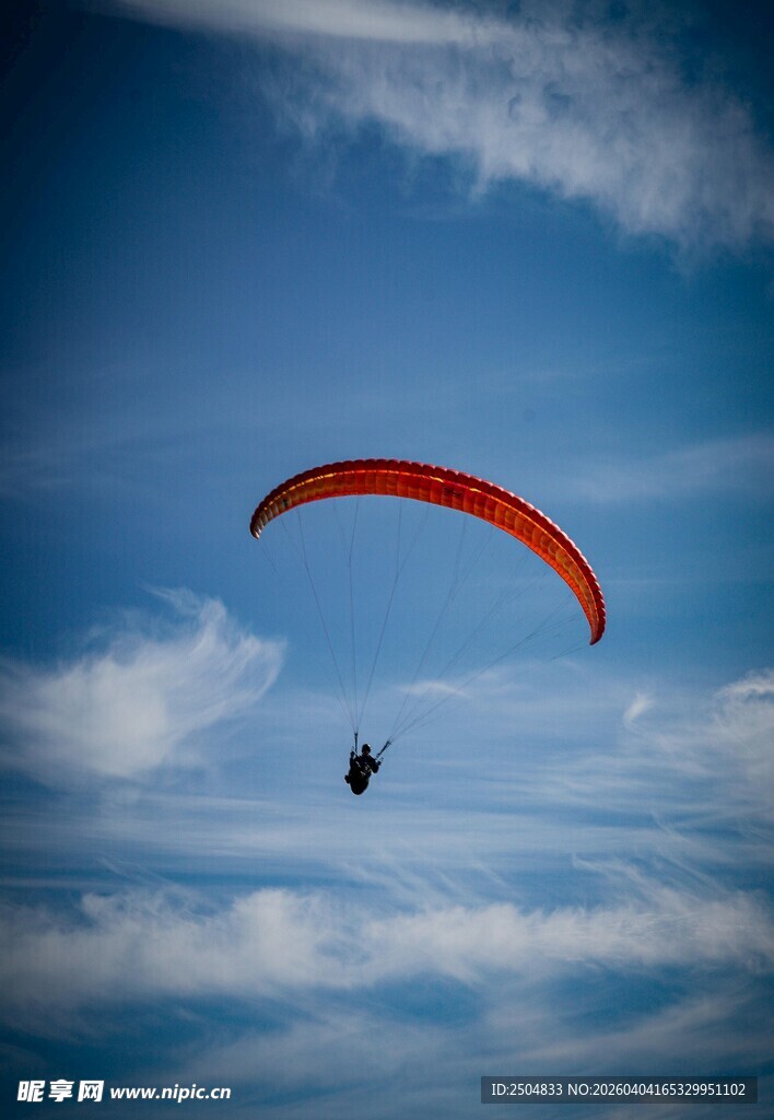 空中滑翔的红色滑翔伞