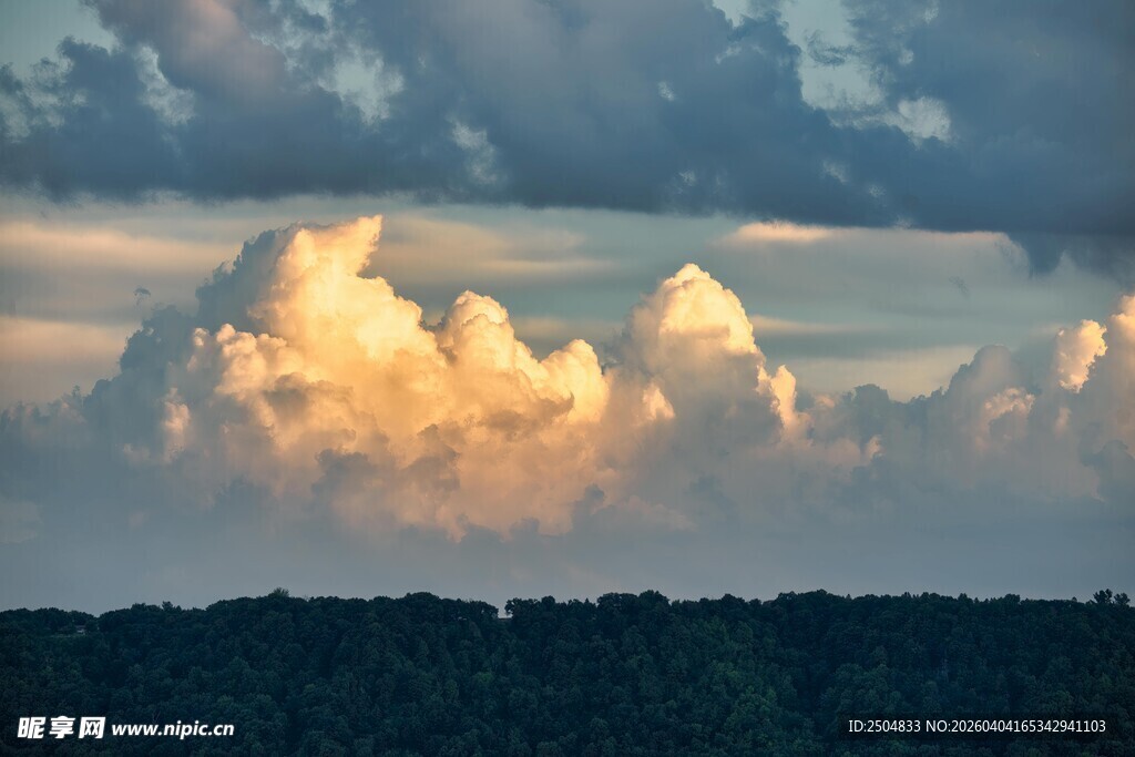 夕阳下的壮丽云层景观