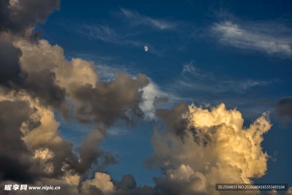 夕阳下的云海与弯月