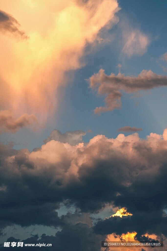 绚丽天空下的梦幻云彩