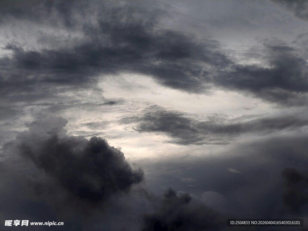  沉天空下的厚重云层