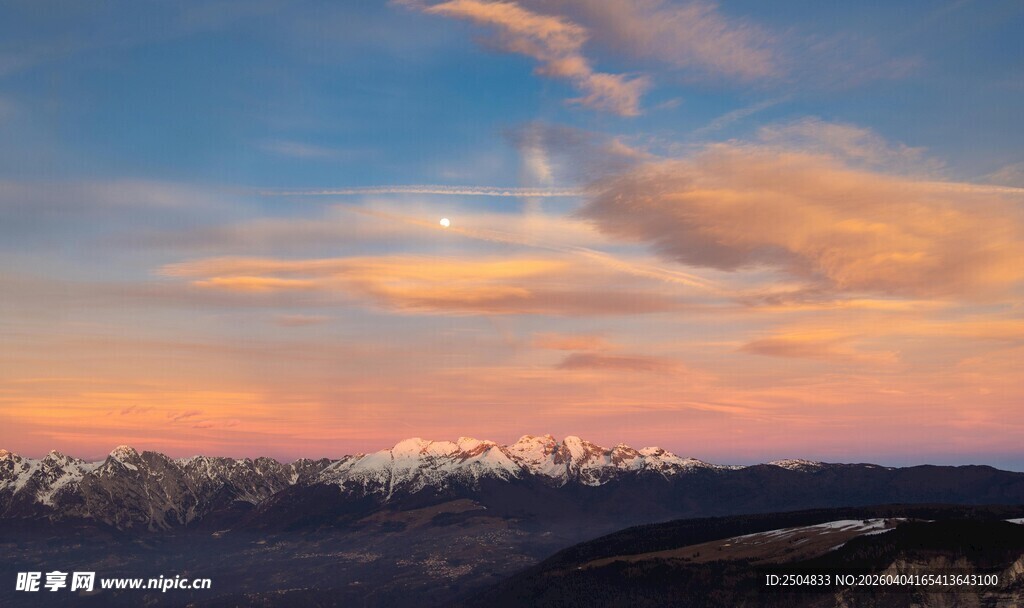 壮丽山巅晚霞美景