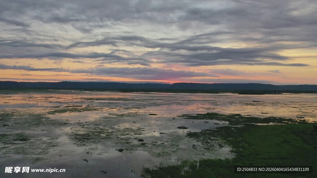 黄昏下的宁静水域风光