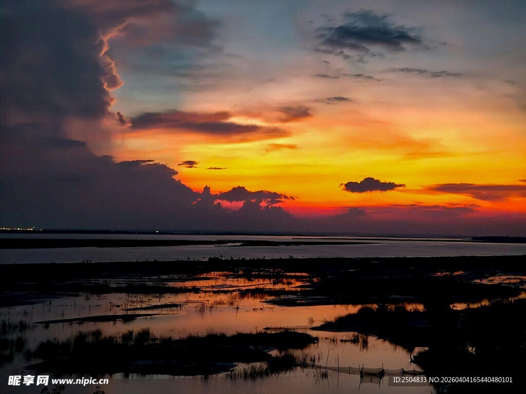 绚丽晚霞下的美丽湿地景观
