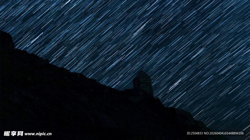 夜空下的星轨与山影