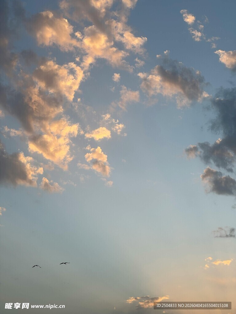 夕阳下的绚丽天空