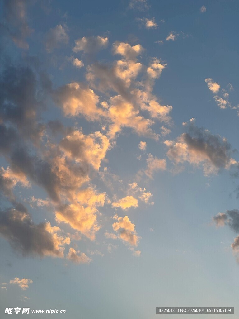 夕阳下的绚烂云彩