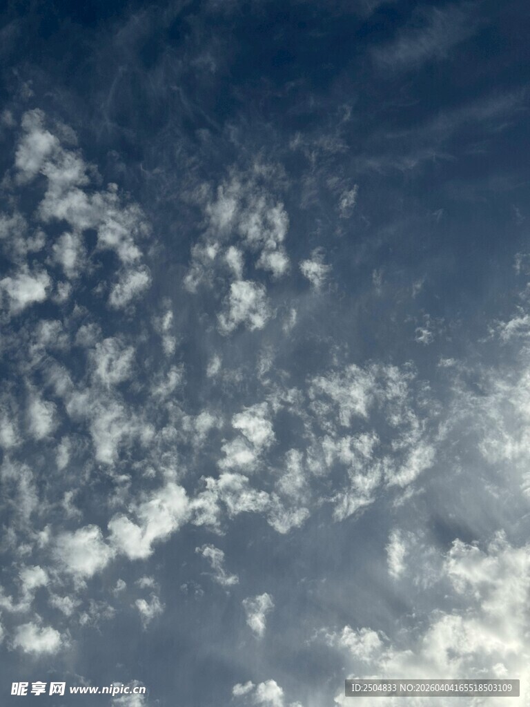 蔚蓝天空中的朵朵白云