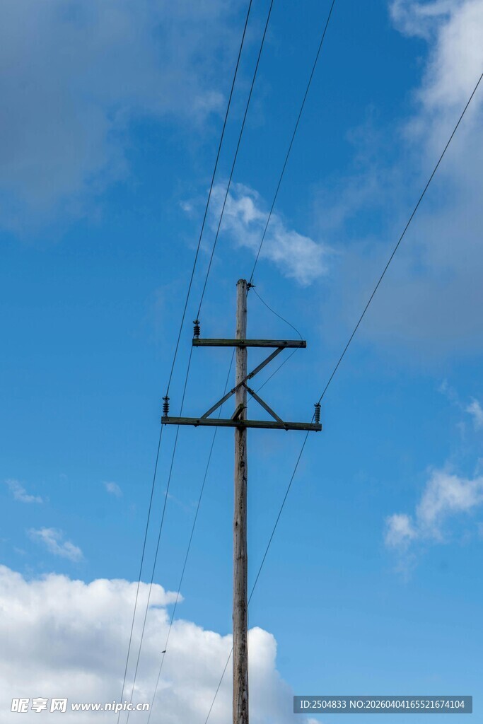 蓝天中的电线杆