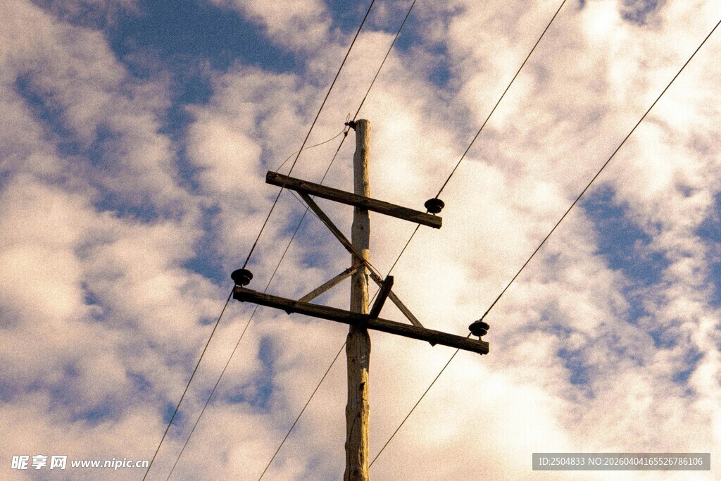 蓝天白云下的电线杆