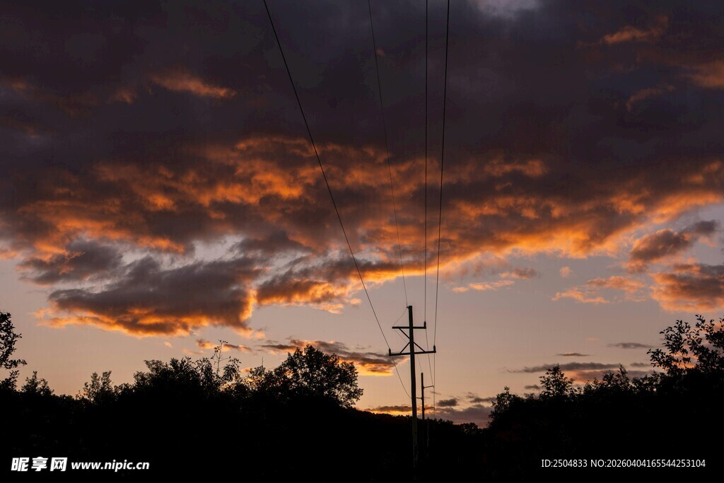 黄昏时分的绚烂云霞与电杆