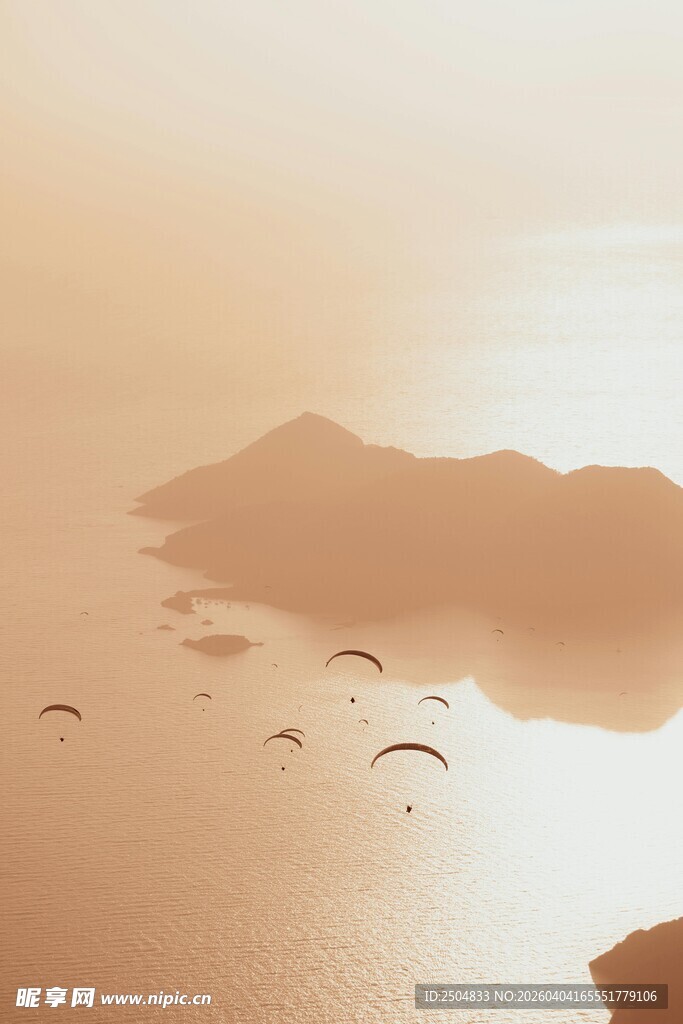 海上滑翔伞美景