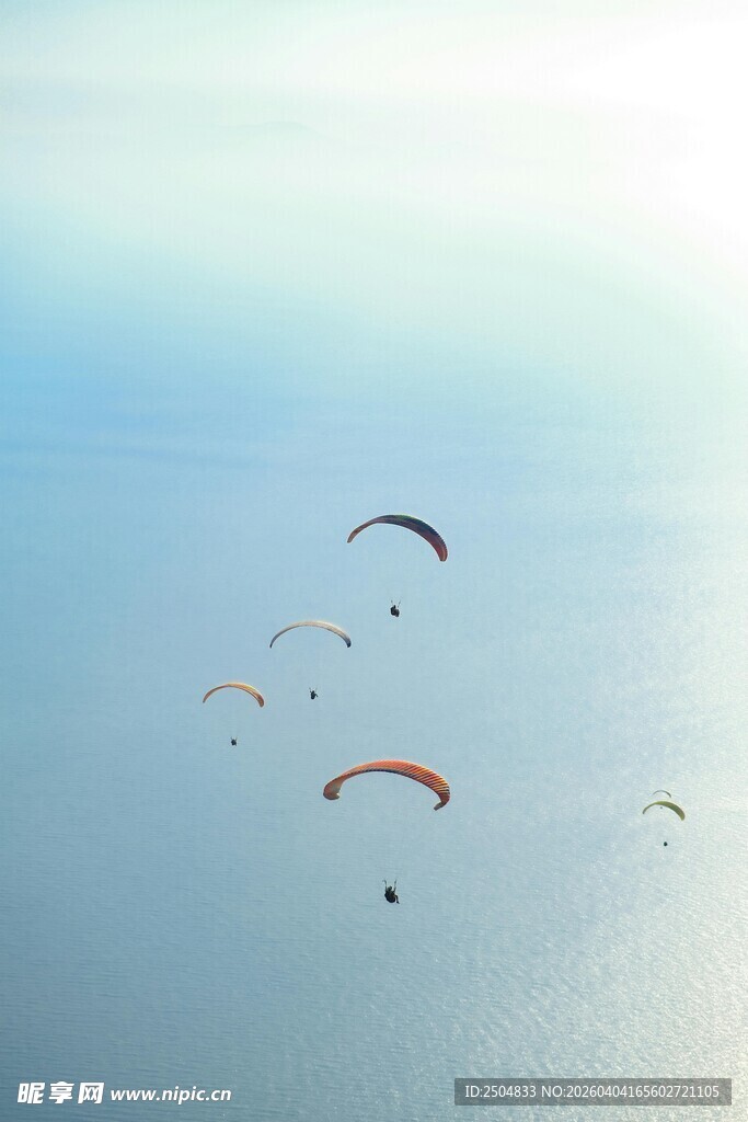空中滑翔伞翱翔美景