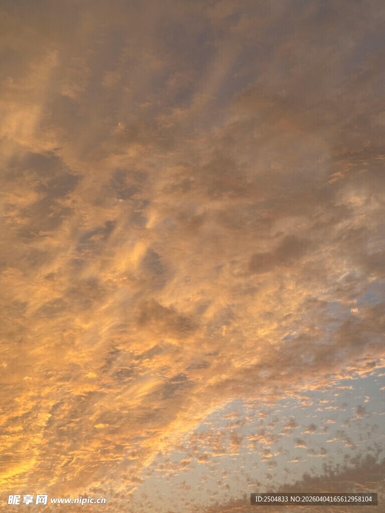 绚丽天空中的金色云彩