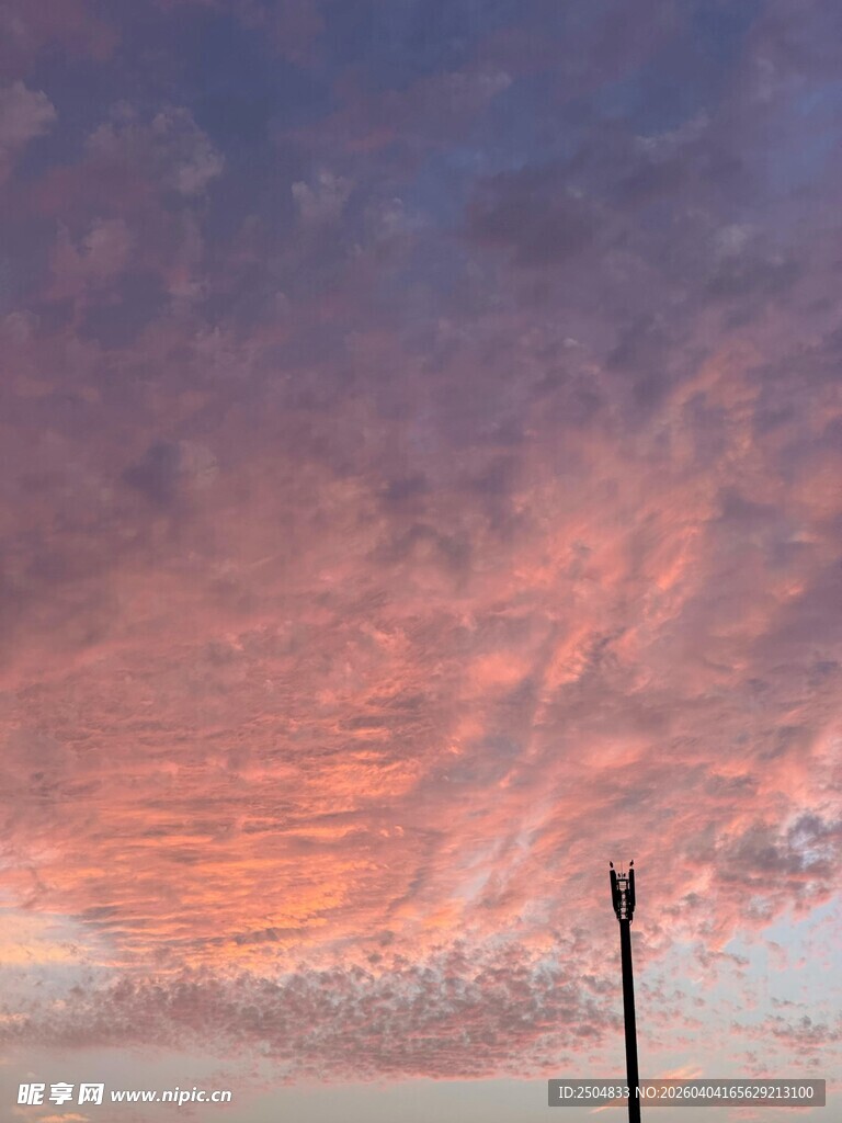 日落时分的绚烂天空