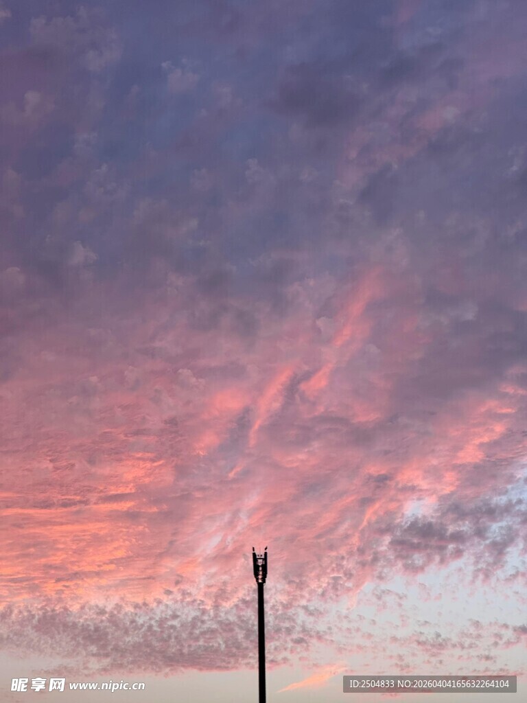 夕阳下的天空与电线杆