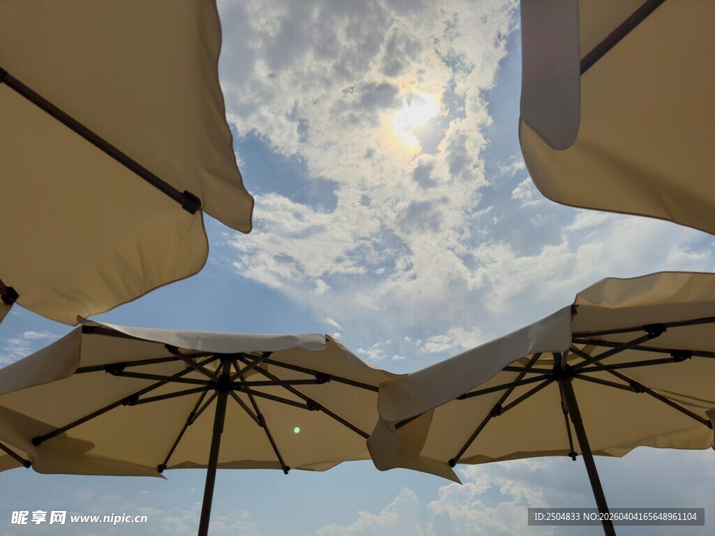 遮阳伞下的天空美景