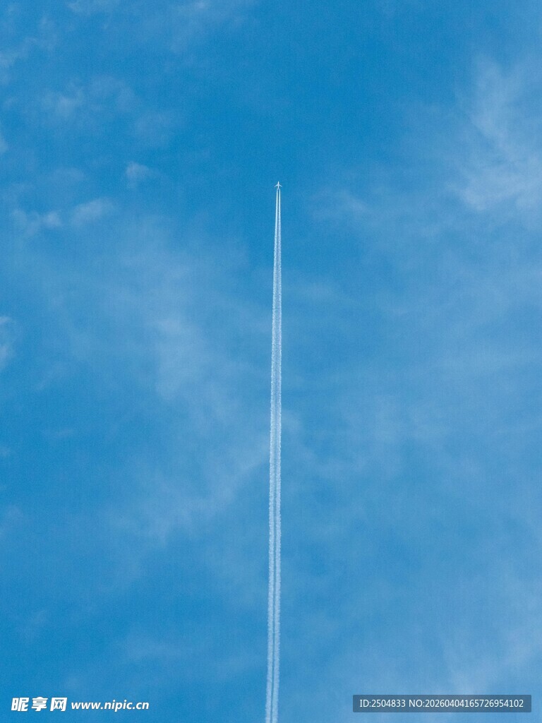 蓝天上的飞机尾迹