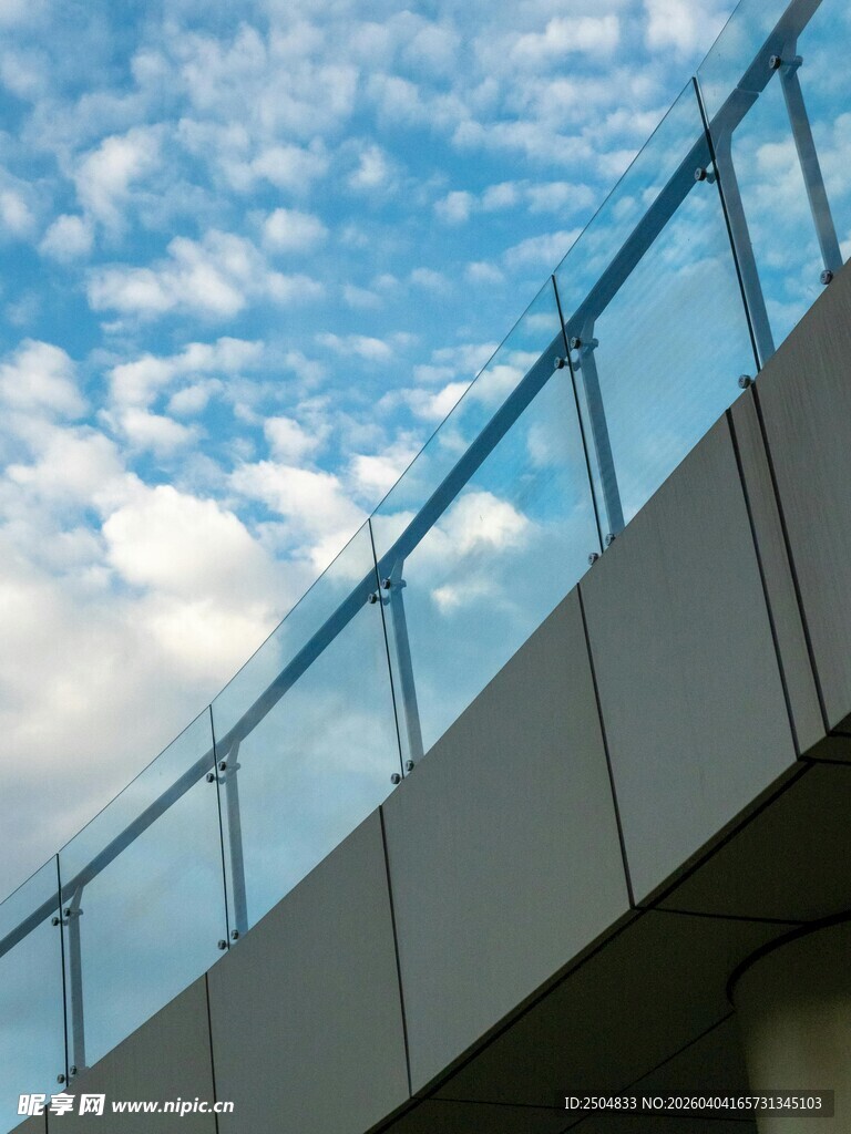 现代建筑玻璃护栏与蓝天