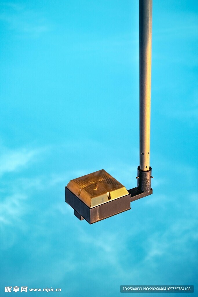 空中悬浮的神秘金属装置