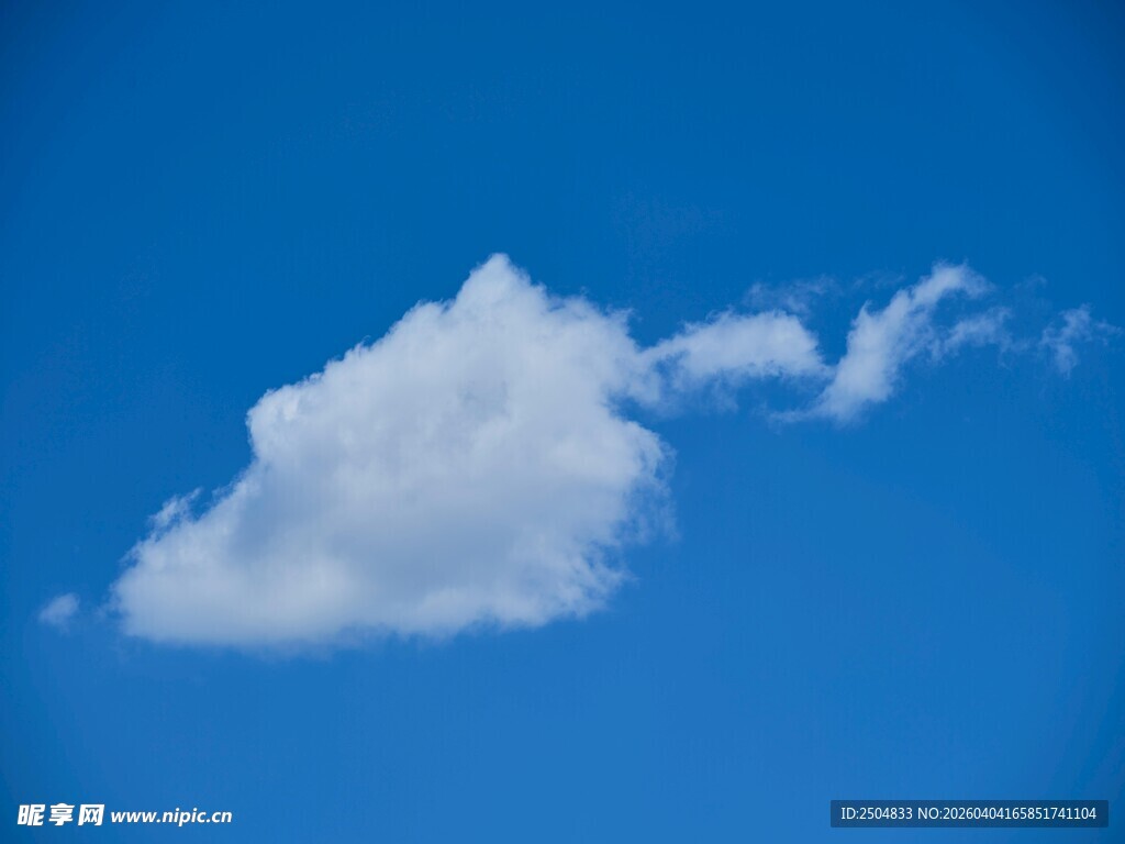 蓝天下的孤独白云