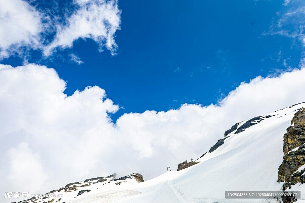 雪山蓝天美景
