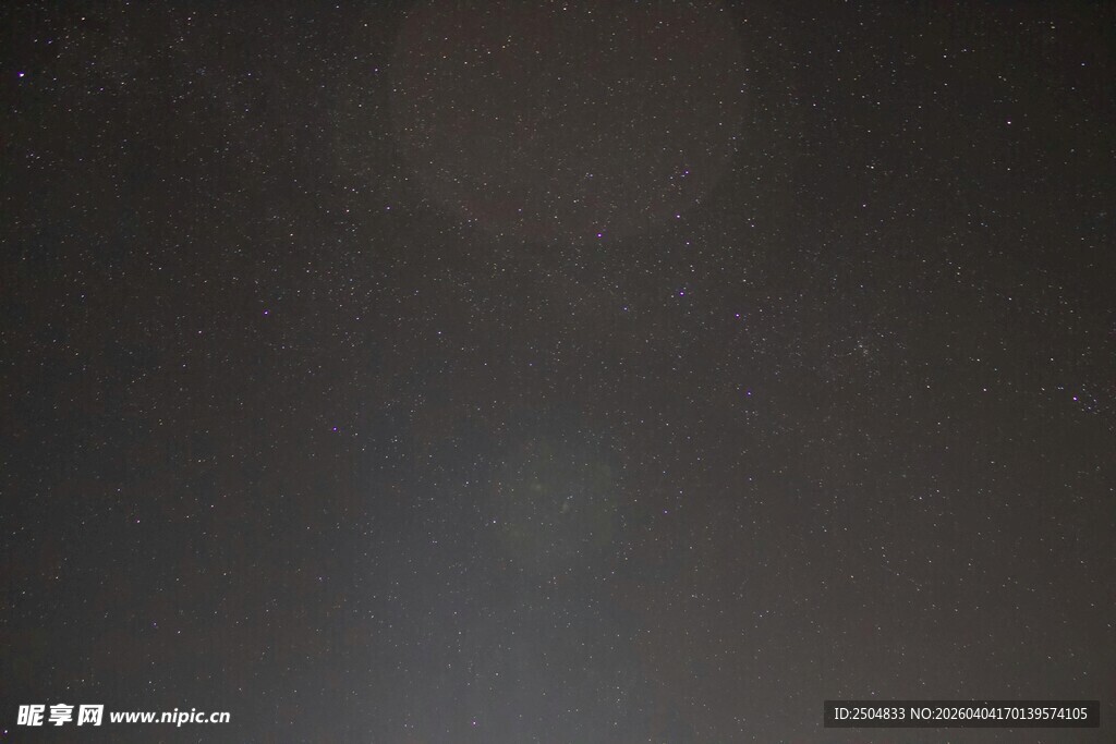 黑暗背景下的模糊光影