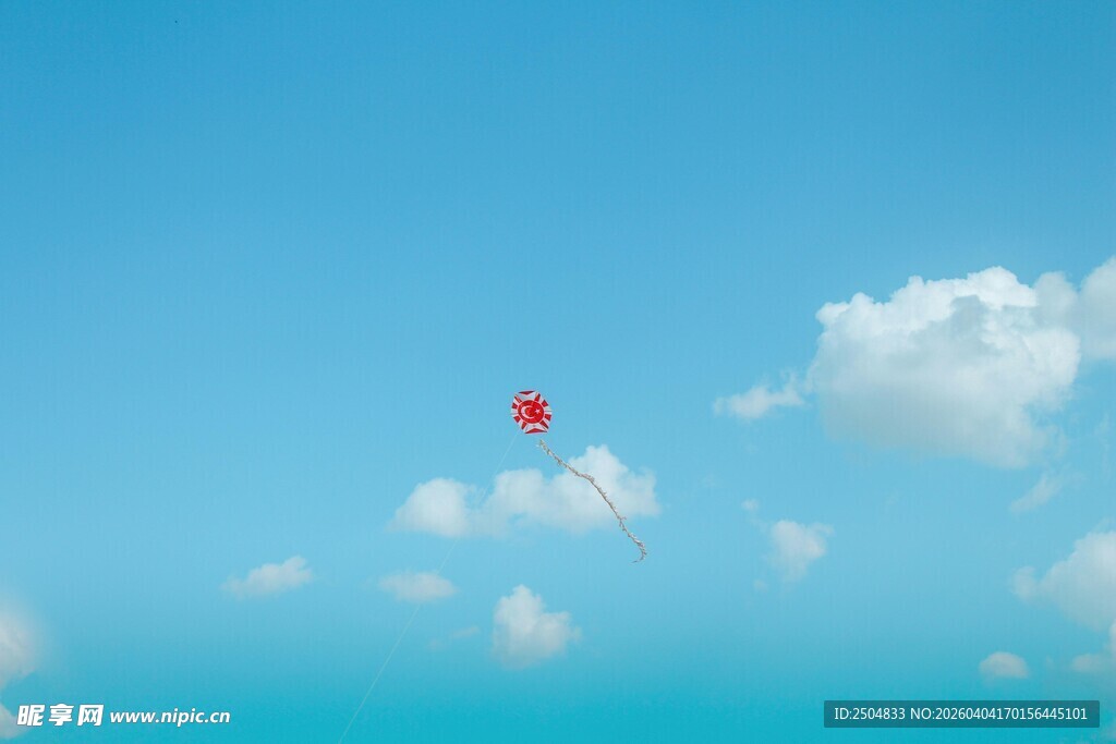 蓝天下的红色风筝