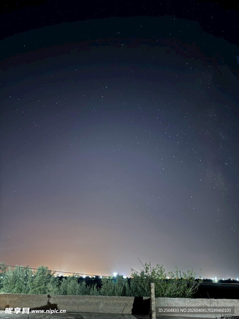 夜幕下的静谧户外风景