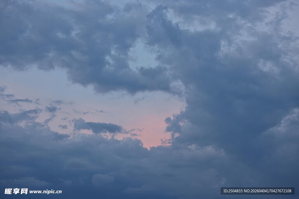 黄昏时分的梦幻云层