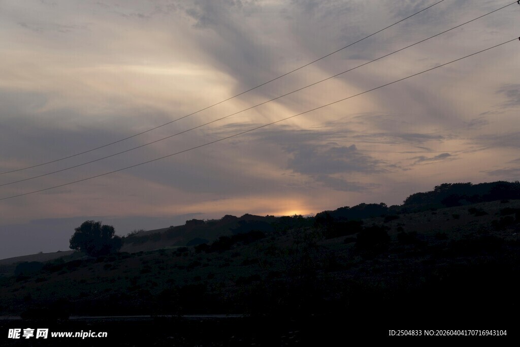 黄昏时分的天空与地面景观