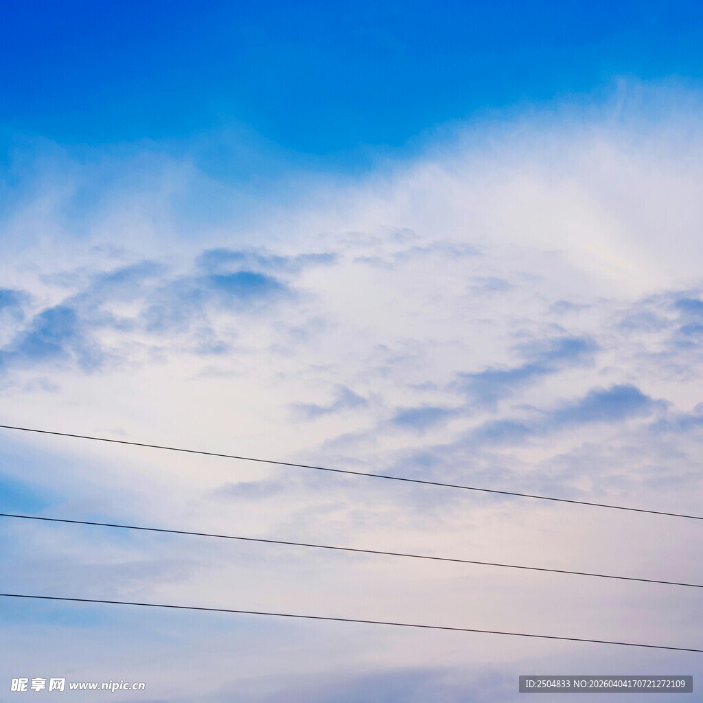 蓝天之上的电线与云朵