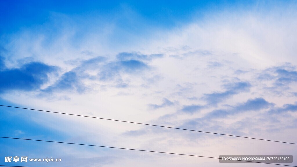 蓝天之上的轻云