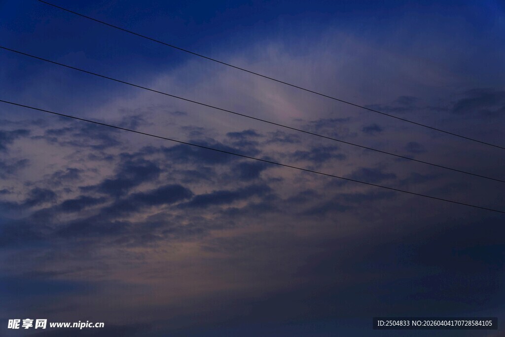 傍晚天空中的层叠云朵