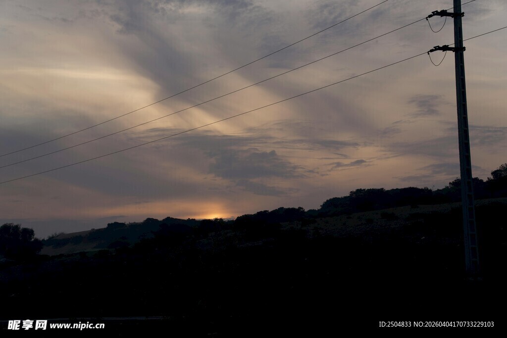 黄昏下的电线杆与天空景色
