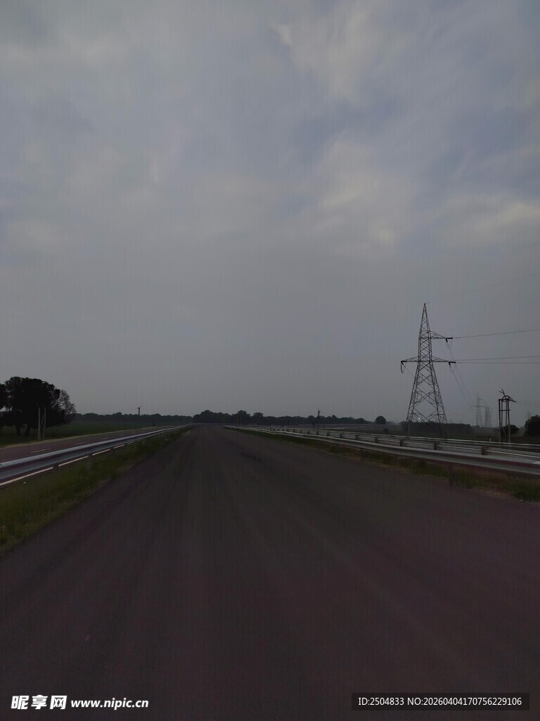 空旷公路上的电力设施